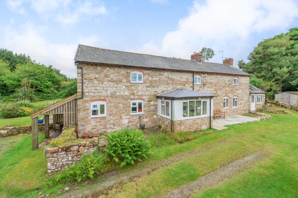 Cottage in walkers’ paradise