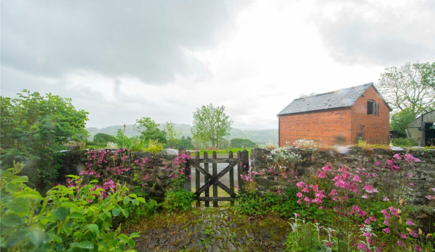 Pen Y Parc Mawr, Llanfechain - View To Coach House