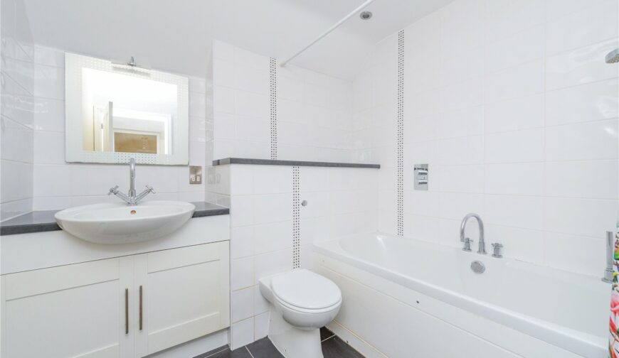 2 Robertsford Cottage - Family Bathroom