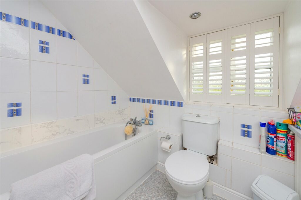 20 Valeswood - Family Bathroom