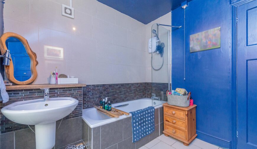 2 Oakdene - Bathroom